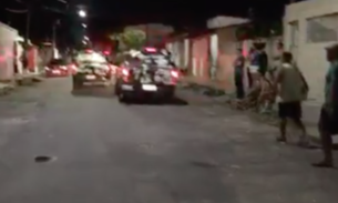 Em Manaus, após realizar assaltos suspeito sobe em árvore de residência para se esconder 