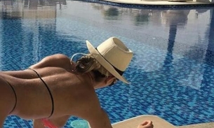 De quatro, Mulher Melão posa de biquíni de fita e leva internautas à loucura