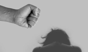 Homem agride esposa com golpes de sapato na frente dos filhos 