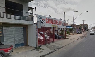Duas pessoas são baleadas durante assalto à loja de carros em Manaus