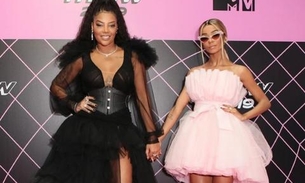 Ludmilla posa de mãos dadas com namorada no prêmio MTV Miaw