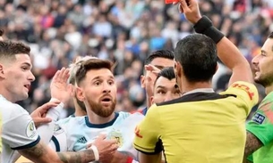 Messi é expulso após levar peitadas de chileno e torcida reclama de injustiça 