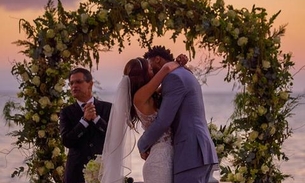 Jogador de basquete Leandrinho se casa com modelo em cerimônia na praia