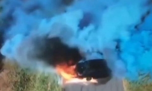 Carro pega fogo em chá revelação na Austrália