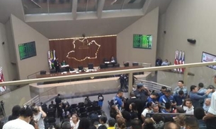 Governador vira alvo de protestos de servidores na Aleam: ‘Wilson Lima volta pra TV’