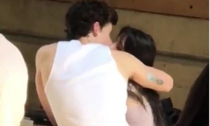Após clipe picante, Shawn Mendes e Camila Cabello são flagrados aos beijos