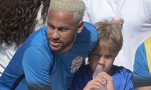  De novo visual, Neymar leva filho para evento em praia de SP