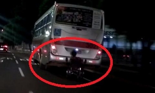 Cadeirante “pega carona” na traseira de ônibus e sofre queda