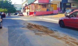 Buraco deixado pela Águas de Manaus prejudica comércio no Japiim 