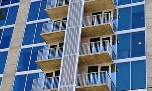 Mulher cai de varanda enquanto fazia sexo e morre