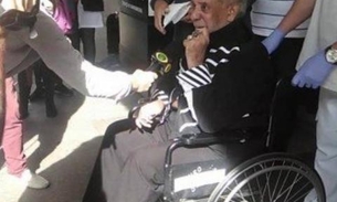 Agnaldo Timóteo se emociona ao deixar hospital após 2 meses