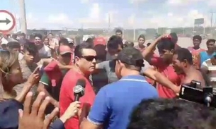 Veja o momento em que Bonates corre para não apanhar de população no Amazonas 