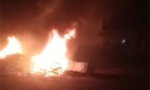 Moradores fazem fogueira em protesto contra falta de energia em Manacapuru
