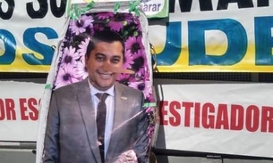  Revoltados, servidores queimam caixão com imagem de governador em Manaus