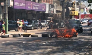 Em protesto, moradores ateiam fogo em barricada e bloqueiam avenida Brasil 