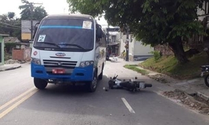 Acidente entre micro-ônibus e motocicleta deixa homem ferido em Manaus