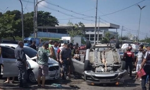 Em Manaus, carro capota e deixa trânsito complicado na avenida Constantino Nery