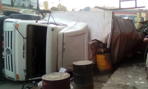 Carreta tomba e assusta comerciantes em rua de Manaus