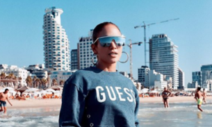 Aos 50 anos, cantora Jennifer Lopez exibe corpão em praia no Mediterrâneo 
