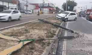 Em Manaus, carro invade pista e arranca poste em avenida de Manaus