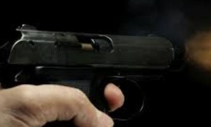 Na garupa de motocicleta, mulher é perseguida e baleada no peito em Manaus