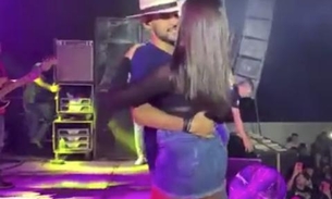 Vídeo: Mulher casada beija cantor no palco e o processa: ‘me senti forçada’