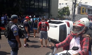 Passageira fica ferida após táxi capotar em avenida de Manaus