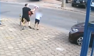 Vídeo: Durante fuga, assaltantes atropelam homem e crianças de 6 e 4 anos
