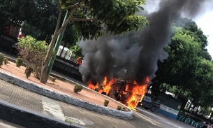 Carro fica completamente destruído após pegar fogo em Manaus