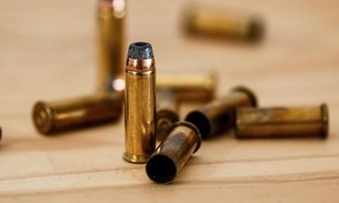 Homem é encurralado por criminosos e baleado em rua de Manaus