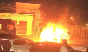 Vídeo: Carro fica destruído após pegar fogo em avenida de Manaus
