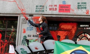 Manifestantes jogam tinta vermelha na Embaixada do Brasil em Londres