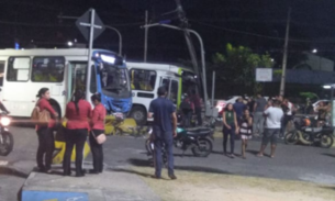 Grave colisão entre dois ônibus deixa motorista preso nas ferragens em Manaus 