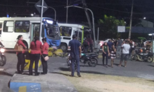 Grave colisão entre dois ônibus deixa motorista preso nas ferragens em Manaus 