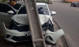 Homem perde o controle de carro e se choca contra poste em Manaus 