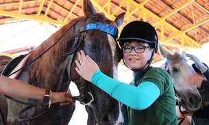 Crianças com deficiência usam cavalos da PM no tratamento em Manaus