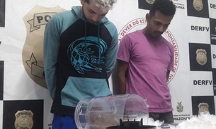 Dupla suspeita de roubos de veículos é presa com arma e drogas em Manaus