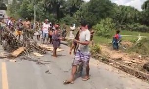Após adolescente ser espancado, moradores ateiam fogo em avenida de Manaus  
