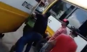 Vídeo: Motoristas de micro-ônibus saem no soco durante discussão em Manaus