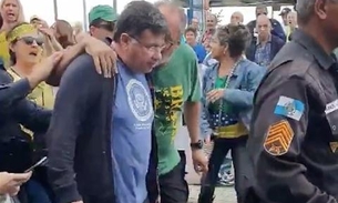 Humorista Marcelo Madureira sai escoltado de manifestação pró-Bolsonaro no Rio