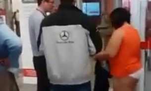 Mulher se aborrece com alarme de porta de banco e tira a roupa