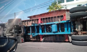 Carreta tomba no meio da rua e assusta populares em Manaus
