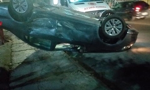 Após colisão, carro capota e deixa uma pessoa ferida em Manaus 