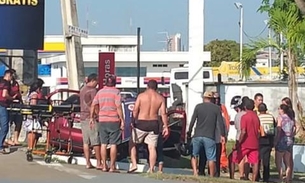 Criança e casal ficam feridos após carro se chocar contra poste em Manaus