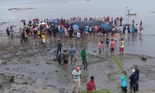 Moradores retiram e comem carne de baleia morta há dois dias em praia da Bahia
