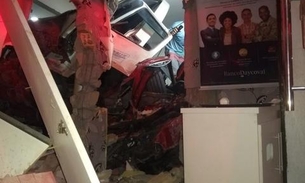 Carreta perde o controle e esmaga carro contra residência em Manaus