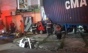 Vídeo: Quatro pessoas ficam feridas em grave acidente envolvendo carreta e carro em Manaus