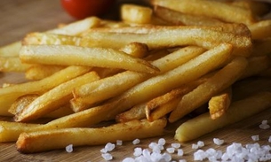 Adolescente fica cego ao exagerar na alimentação à base de batatas fritas