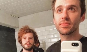 Após serem flagrados aos beijos, Gil Coelho se declara para Maurício Destri