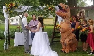 Madrinha aparece no casamento da irmã fantasiada de T-Rex 